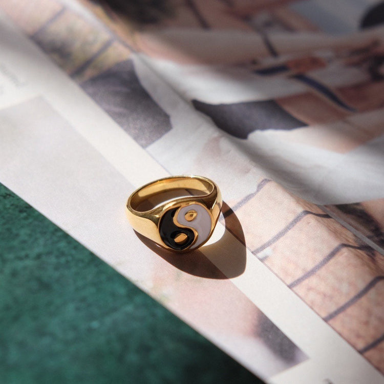 Ying Yang Signet Ring,Minimalistic,Chic Ring Gold,Black Ring,Star Gold Ring,Enamel Ring, Gold Signet Ring