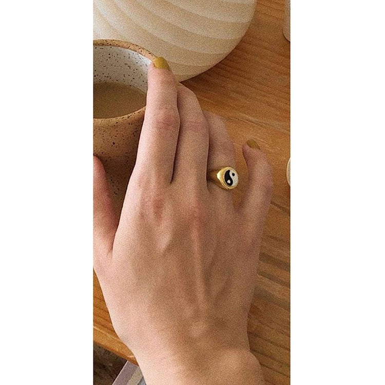 Ying Yang Signet Ring,Minimalistic,Chic Ring Gold,Black Ring,Star Gold Ring,Enamel Ring, Gold Signet Ring