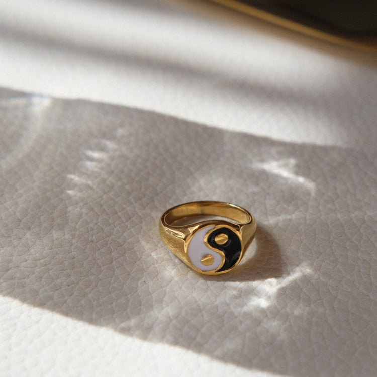 Ying Yang Signet Ring,Minimalistic,Chic Ring Gold,Black Ring,Star Gold Ring,Enamel Ring, Gold Signet Ring